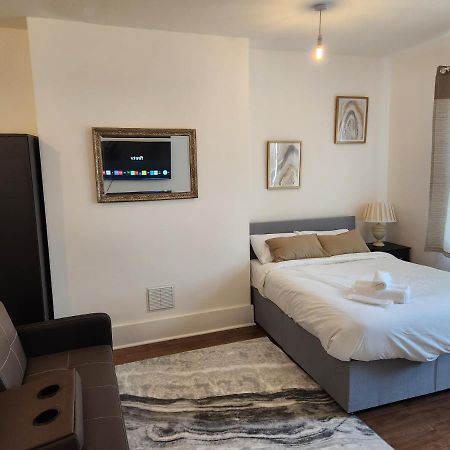 Immaculate 1-Bedroom In Greenhithe Extérieur photo